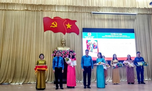 LĐLĐ huyện Hòa Vang, thành phố Đà Nẵng tôn vinh, tuyên dương 39 đoàn viên, công nhân, viên chức, lao động tiêu biểu, giai đoạn 2020-2022. Ảnh: Phương Trà