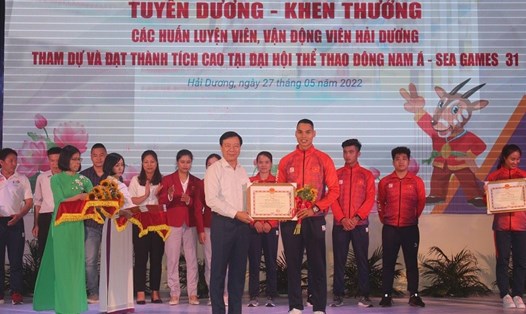 Ông Phạm Xuân Thăng - Bí thư Tỉnh ủy Hải Dương  trao bằng khen của UBND tỉnh cho các VĐV giành huy chương vàng tại SEA Games 31. Ảnh: Cổng TTĐT tỉnh Hải Dương