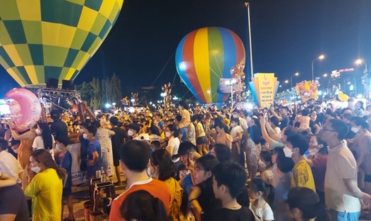 Người dân chen chúc xem khinh khí cầu ở công viên Trần Phú. Ảnh: Trần Tuấn.