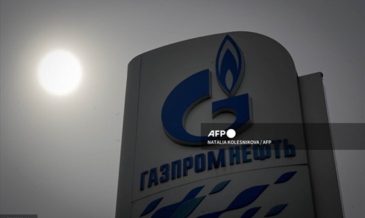 Logo tập đoàn khí đốt Nga Gazprom tại một trạm xăng dầu ở Mátxcơva. Ảnh minh họa. Ảnh: AFP