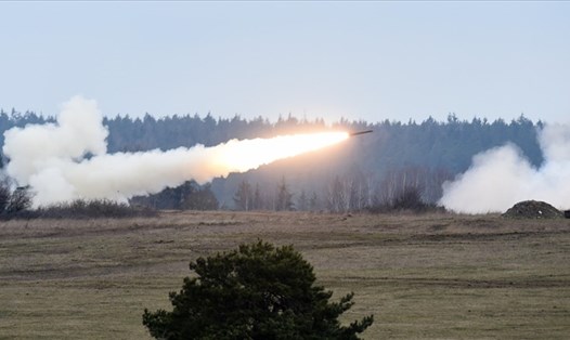 Hệ thống tên lửa phóng loạt tầm xa (MLRS) phóng đi từ khu huấn luyện ở Grafenwoehr, miền nam nước Đức tháng 3.2020. Ảnh: AFP