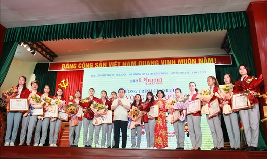 Trao tặng Bằng khen cho 54 nữ HLV, VĐV tiêu biểu của đoàn thể thao Hà Nội. Ảnh: M.Đ