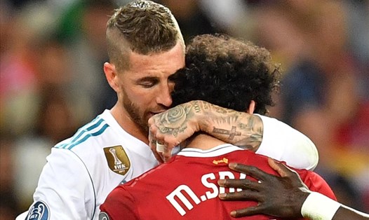 Mohamed Salah và Sergio Ramos va chạm đáng tiếc ở trận chung kết Champions League 2018. Ảnh: EPA
