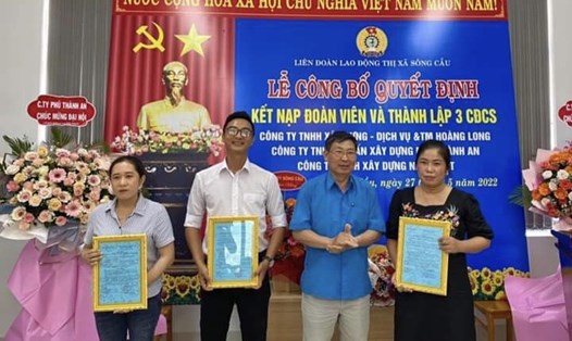 Ông Phan Quốc Thắng- Chủ tịch LĐLĐ tỉnh Phú Yên trao quyết định thành lập Công đoàn cơ sở cho các đơn vị. Ảnh: Mạnh Tuấn