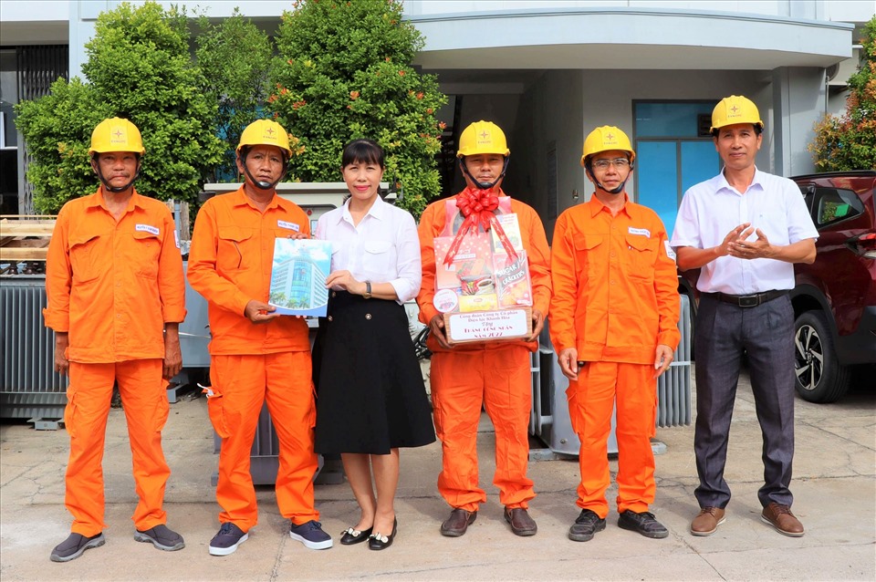 Nhân Tháng Công nhân Công đoàn Công ty  Điện lực Khánh Hòa đến thăm và tặng quà động viên công nhân lao động làm việc tại Xí nghiệp Cơ điện- Thí nghiệm. Ảnh: Huy Tôn