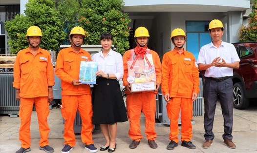 Nhân Tháng Công nhân Công đoàn Công ty  Điện lực Khánh Hòa đến thăm và tặng quà động viên công nhân lao động làm việc tại Xí nghiệp Cơ điện- Thí nghiệm. Ảnh: Huy Tôn