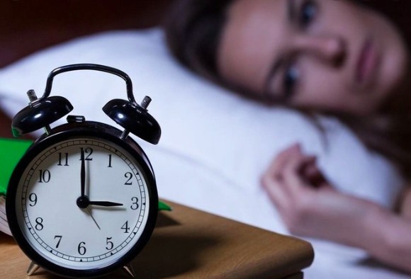 5 l&yacute; do khiến ch&uacute;ng ta hay thức dậy l&uacute;c 3 hoặc 4 giờ s&aacute;ng