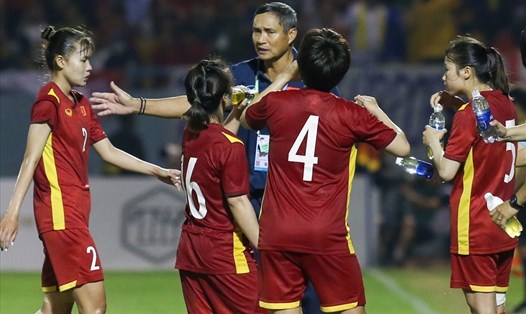 Huấn luyện viên Mai Đức Chung vừa cùng tuyển nữ Việt Nam giành huy chương vàng SEA Games 31. Ảnh: Thanh Vũ