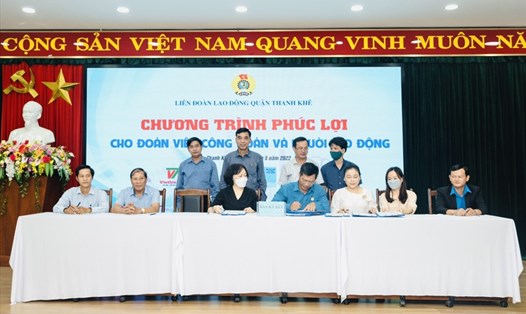 LĐLĐ quận Thanh Khê, thành phố Đà Nẵng tổ chức ký kết chương trình phúc lợi cho đoàn viên Công đoàn và người lao động với các đơn vị, doanh nghiệp trên địa bàn thành phố. Ảnh: Tường Minh