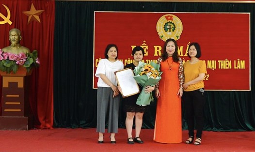 Chủ tịch Liên đoàn Lao động quận Long Biên Phan Thị Thu Hằng (thứ hai từ phải qua) chúc mừng Ban chấp hành lâm thời. Ảnh: CĐQ