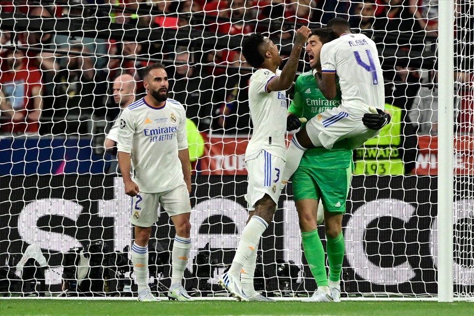 Real Madrid vô địch Champions League: Ngả mũ trước Courtois, Vinicius