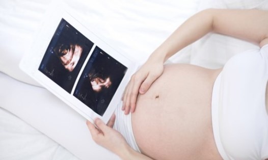 Phụ nữ mang thai cần giữ tinh thần thoải mái để có giấc ngủ ngon. Ảnh: Boldsky