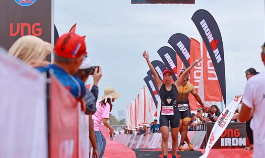 Với 5 giờ 4 phút 22 giây, Nguyễn Thu Trang đã lập kỷ lục mới tại giải VNG Ironman 70.3 Việt Nam. Ảnh: FBNV