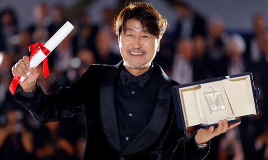 Tài tử 55 tuổi Song Kang Ho được vinh danh là "Nam chính xuất sắc nhất" LHP Cannes 2022. Ảnh: AFP.