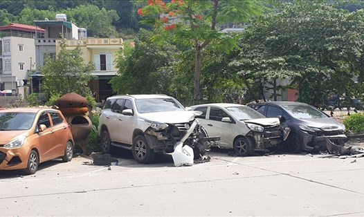 Hiện trường vụ xe bán tải đâm liên hoàn 11 xe ô tô đang đỗ ở phường Hùng Thắng, TP.Hạ Long sáng 29.5. Ảnh: Nguyễn Hùng