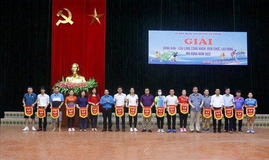 LĐLĐ huyện Cao Phong tặng cờ lưu niệm cho các đơn vị tham gia giải. Ảnh: Phạm Cường