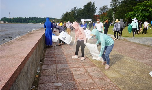 Công nhân, lao động tham gia làm sạch bãi biển, bờ kè, vỉa hè ở khu du lịch Đồ Sơn. Ảnh: M.Dung