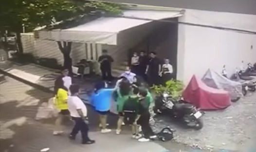 Hình ảnh nhóm học sinh đánh nhau phía ngoài cổng trường. Ảnh chụp màn hình.