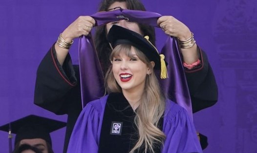 Taylor Swift hạnh phúc khi nhận bằng tiến sĩ danh giá của Đại học New York. Ảnh: Xinhua