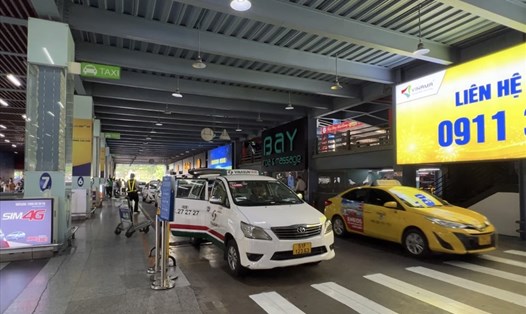 Bên trong nhà xe TCP trước ga quốc nội sân bay Tân Sơn Nhất, các hãng xe taxi truyền thống hoạt động dừng đón nghiêm túc. Ảnh minh hoạ: Lâm Anh.