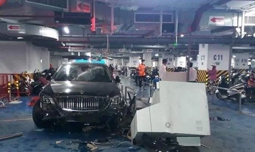 Hiện trường vụ nam bảo vệ lái xe Mercedes Maybach tông hàng loạt phương tiện trong hầm để xe. Ảnh: T.Mạnh