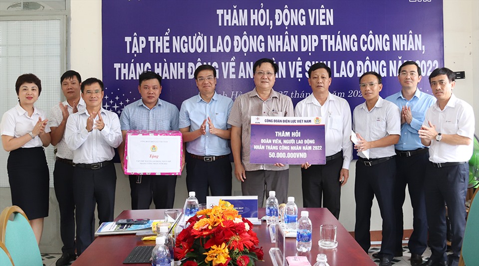 Công đoàn Điện lực Việt Nam động viên người lao động Ban QLDA các công trình điện miền Trung đang làm nhiệm vụ quản lý điều hành Dự án đường dây 500kV Vân Phong – Vĩnh Tân.