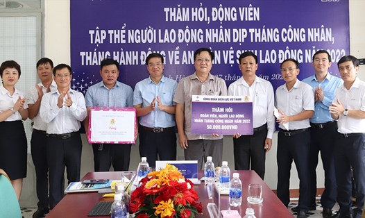 Công đoàn Điện lực Việt Nam động viên người lao động Ban QLDA các công trình điện miền Trung đang làm nhiệm vụ quản lý điều hành Dự án đường dây 500kV Vân Phong – Vĩnh Tân.