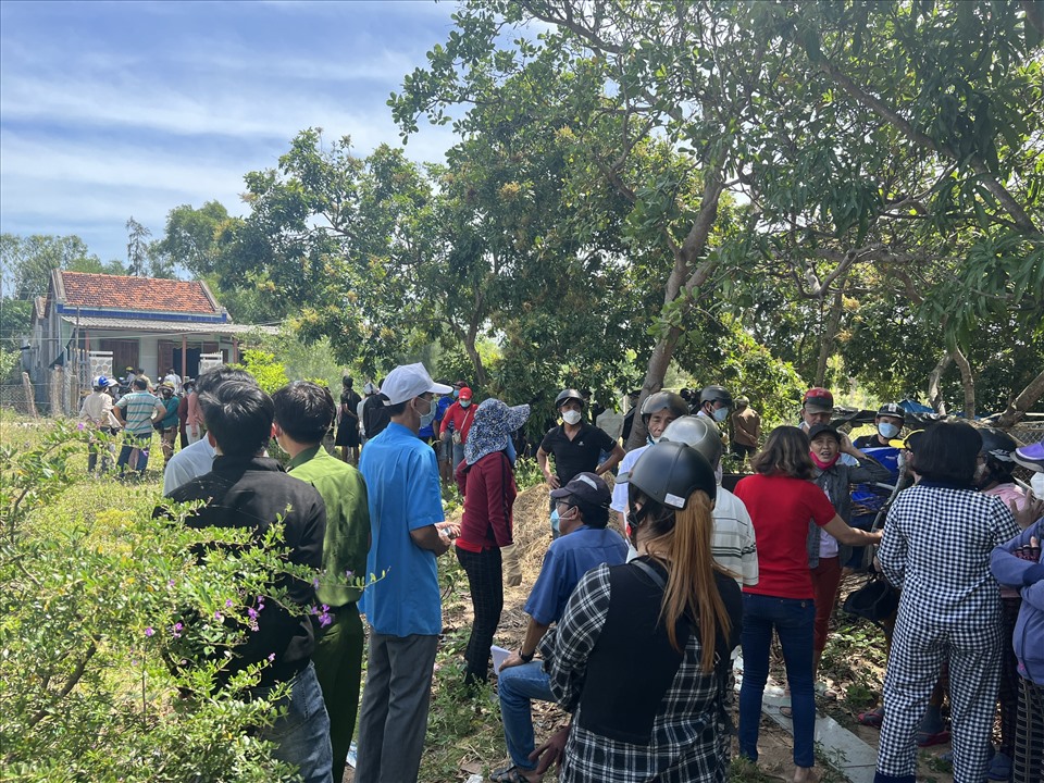 Người dân tập trung đông đảo tại hiện trường vụ án.