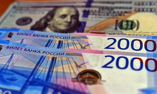 Đồng rúp Nga giảm giá so với đồng USD sau khi ngân hàng trung ương Nga hạ lãi suất. Ảnh: Xinhua