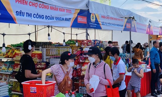 Người lao động của LĐLĐ quận Hải Châu, thành phố Đà Nẵng được hưởng lợi nhiều hơn từ Phiên chợ công nhân. Ảnh: Tường Minh