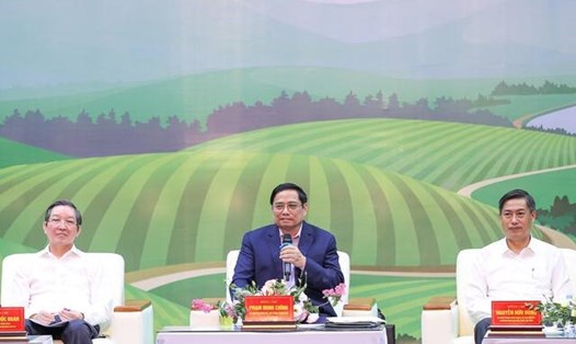 Thủ tướng Phạm Minh Chính trực tiếp trả lời, làm rõ thêm nhiều nội dung bà con nông dân nêu ra tại Hội nghị đối thoại. Ảnh: VGP