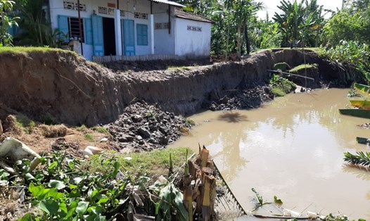 Một đoạn sông tại huyện Kế Sách, tỉnh Sóc Trăng sạt lở nghiêm trọng đe dọa đến tài sản, tính mạng người dân. Ảnh: Nhật Hồ