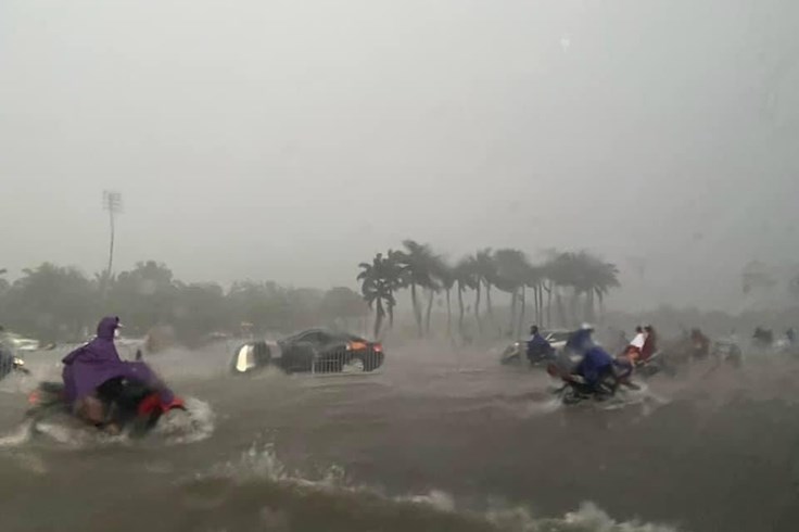 Nhịp sống 24h: Mưa lớn gây ngập sâu nhiều tuyến phố, nhà cửa ở Hà Nội