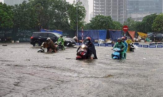 Mưa lớn dồn dập gập ngập lụt cục bộ tại Hà Nội. Ảnh: LĐO.