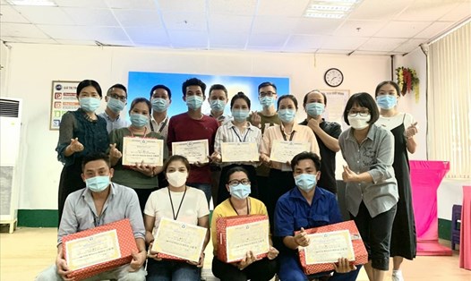 Trao giải thưởng sáng tạo xuất sắc hằng tháng cho người lao động tại Công ty TNHH Pousung Việt Nam. Ảnh: Hà Anh Chiến