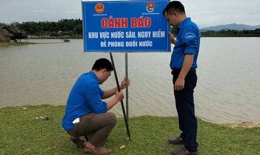 Cắm biển cảnh báo nguy hiểm đề phòng đuối nước ở xã Hà Linh. Ảnh: TT.