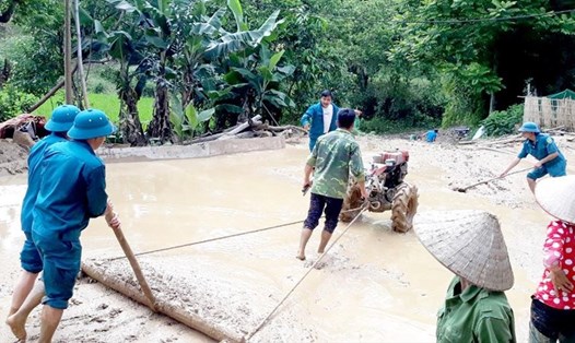 Xử lý môi trường tại các khu vực bị ngập sau lũ ở Tuyên Quang. Ảnh: P.Q