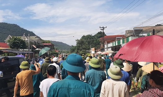 Đông đảo người dân xã Châu Hồng đi theo đoàn thị sát của Chủ tịch UBND tỉnh Nghệ An đến hiện trường Công ty CP Tân Hoàng Khang. Ảnh: QĐ