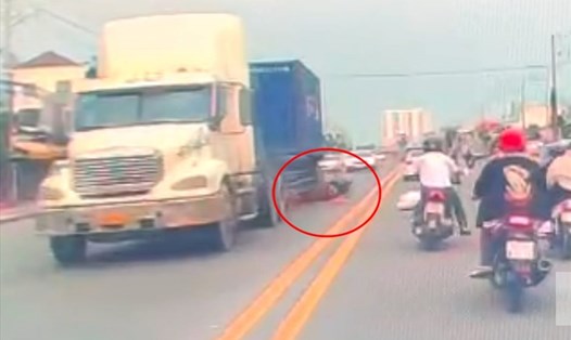 Thời điểm xe máy văng sang làn ngược chiều va chạm với xe container khiến 2 cha con tử vong. Ảnh cắt từ clip