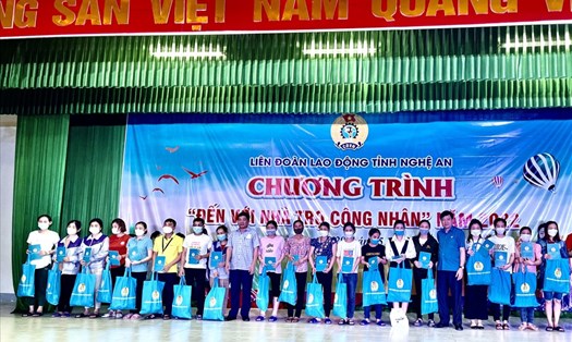 LĐLĐ tỉnh Nghệ An tổ chức chương trình “ Đến với nhà trọ công nhân” năm 2022 tại UBND xã Hưng Tây (Hưng Nguyên, Nghệ An). Ảnh: Minh Khuê
