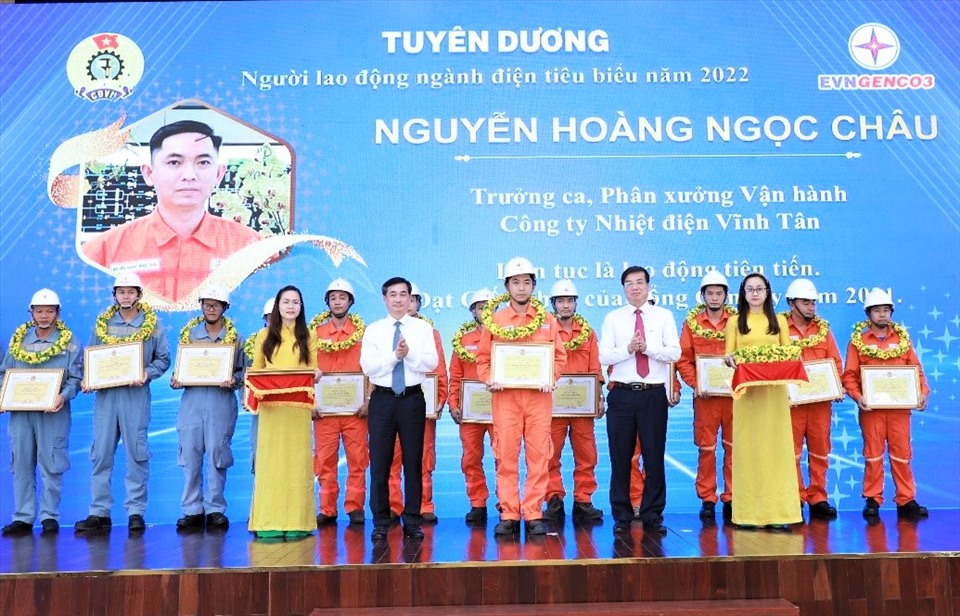 Người lao động tiêu biểu của EVNGENCO3 được tuyên dương tại buổi lễ. Ảnh: Đức Long