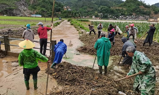 Người dân dọn dẹp sau mưa lớn ở huyện Khâu Bắc, tỉnh Vân Nam, cách Việt Nam 130km, ngày 27.5.2022. Ảnh: Tân Hoa xã