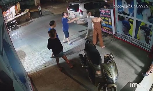 Camera ghi lại cảnh cán bộ phường Sông Bằng (TP. Cao Bằng) đánh phụ nữ trong quán cắt tóc lúc nửa đêm ngày 28.4.