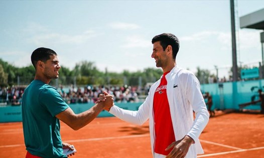 Carlos Alcaraz và Novak Djokovic đã có trận đánh tập ngắn trước ngày ra quân tại Madrid Open 2022. Ảnh: Marca