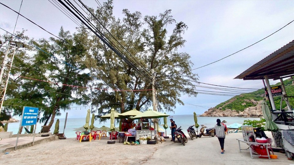 Đảo Bình Ba có diện tích khoảng 3 km2 với biển hoang sơ, nước xanh trong vắt.