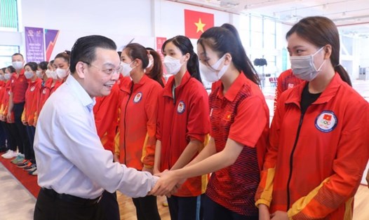Chủ tịch UBND TP.Hà Nội Chu Ngọc Anh thăm động viên đội tuyển đấu kiếm Việt Nam dự SEA Games 31. Ảnh: PK