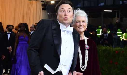 Tỉ phú Elon Musk chu môi nhí nhảnh trên thảm đỏ của Met Gala 2022. Ảnh: AFP.