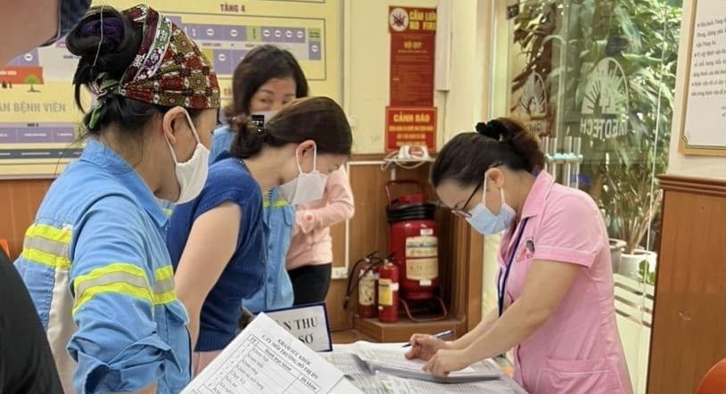 Công nhân Công ty Môi trường đô thị Hà Nội khám sức khoẻ định kỳ. Ảnh: CĐCT