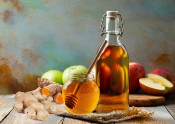 9 lợi &iacute;ch của thức uống l&agrave;m từ giấm t&aacute;o, gừng, mật ong v&agrave; nghệ