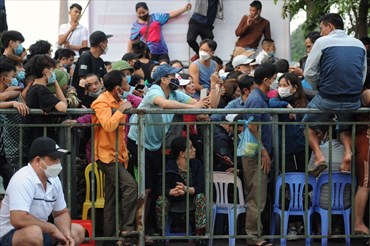 Hình ảnh người dân xếp hàng mua vé xem U23 Việt Nam tại Phú Thọ ghi nhận sáng 3.5. Ảnh: Thành Đông